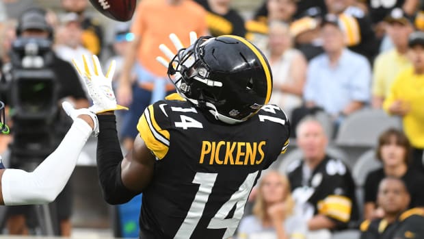 Pittsburgh Steelers wide receiver George Pickens (14) catches a pass for a touchdown against the Seattle Seahawks.